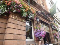 The Bank of on College Green
元銀行を改装。内装が豪華＆おいしいアイルランド料理と評判

レンガ色の建物に、たっくさんのお花
いいねいいね～