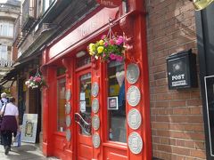 チェックしてきたダブリン一おいしいケーキ屋Queen of Tarts（Cork Hill店）がこの辺に・・・あったあった！

店内をのぞくと、お客さんでいっぱい
後で来よっ