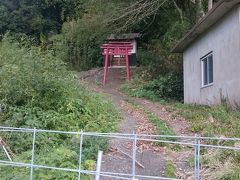 稲荷神社と展望所に続く道