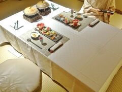 [これより前はを 後編 をご覧ください]

部屋に戻りのんびりした後は、18時から待ちに待った夕食です。部屋食なので、部屋の和室でセッティング。

妻「お腹すいたー！」