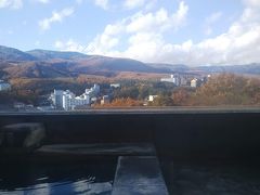 今日のお宿ふじ重にチェックイン。

すぐに散歩に出る予定だったけど、宿のおじいちゃんが自慢のお風呂には明るいうちにも入ったほうがいいとお勧めされたので、さっそく行ってみた。
確かに高台にあり眺めがいい。

お風呂は無色無臭だけど、なめると苦い。