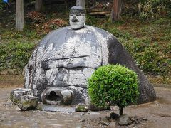 明暦3年（1657年）、諏訪高島三代藩主忠晴から諏遺石の大鳥居を造るよう命じられた石工が、この地にあった大きな石にノミを打ち入れたところ、血が流れ出し、それに驚き恐れた石工は大鳥居の造作を止め、この不思議な石に阿弥陀様を刻んで霊を納めながら建立されたといわれています。

