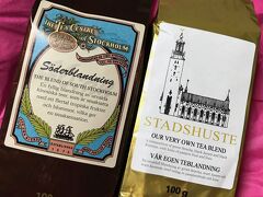 左側は、The Tea Centre of Stockholm で香りを嗅ぎながら選んだ、南ストックホルムをイメージしたというフレーバーティ、右は同店が市庁舎のためにブレンドしたスペシャリティで、市庁舎のショップで購入。紅茶と緑茶のミックスがベースになっています。
香りはちょっと似ていますが、左が少し甘め。
あとで調べたら（お店の人何も言ってくれなかったので）、左のものがノーベル賞の晩餐会で供される紅茶らしい。
じゃあ右の紅茶の出番って…？
（まさかスタッフが毎日美味しくいただいているとか…。）