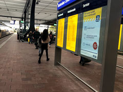 デルフトブルーに代表されるオランダ土産を購入し、
次に向かうは第二の街「ロッテルダム」

アムステルダムから３０分ごとに便が出ていて、
一人16.4&#8364;で１時間弱の鉄道の旅。

途中停車する駅も、可愛らしい建築で見ていて飽きません。