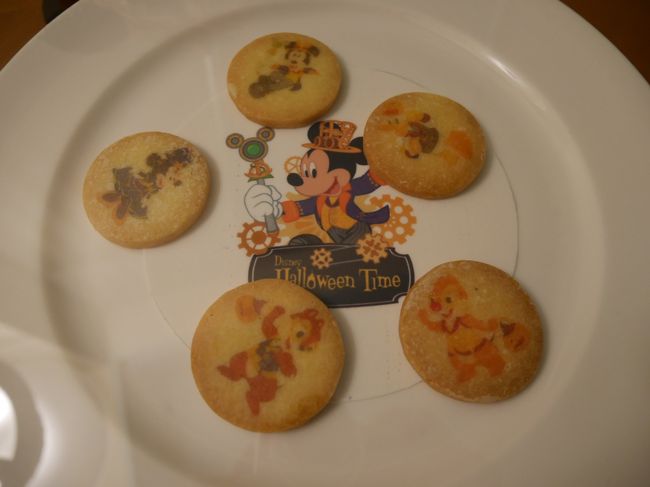 アーリーチェックインしたので、後からセットされたハロウィーンオーバーレイの中身です！<br /><br />ウェルカムアメニティのクッキー