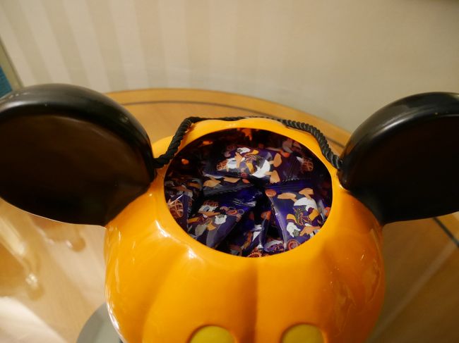 中にはお菓子が入っています。