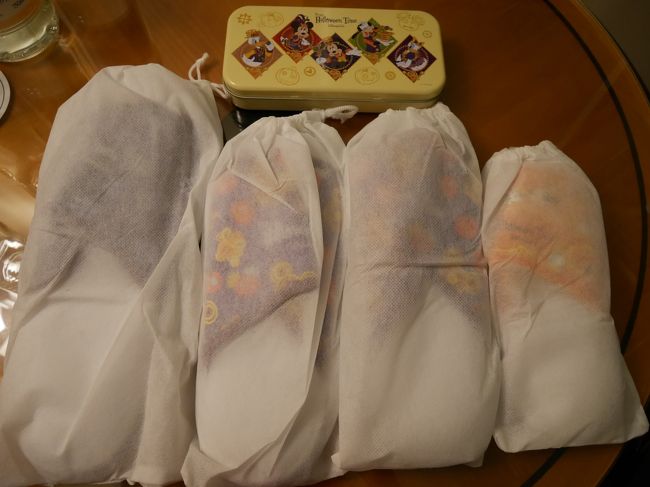 ブリキの箱とスリッパ