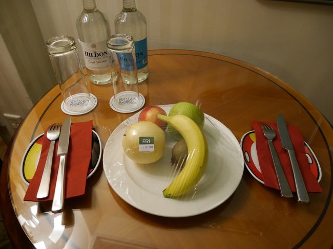 以前もいただいたウェルカムフルーツとミネラルウォーター、スパークリングウォーター<br />これは客室にオプションをつけるともらえるものなのかイマイチ分かりません^^;