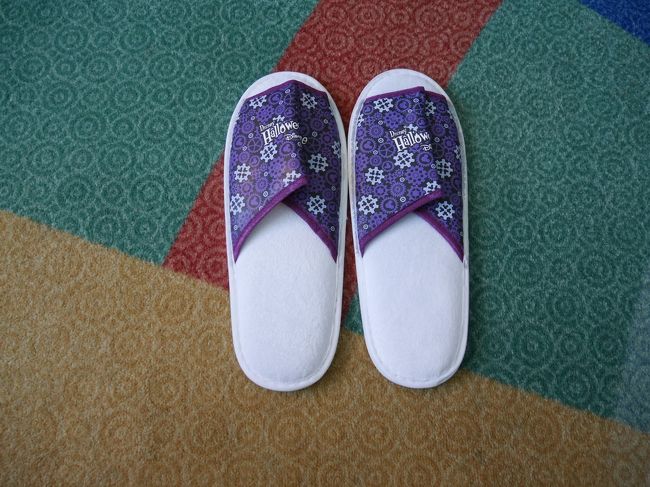 大サイズのスリッパ<br />これはあまりディズニー感ないです。<br /><br />去年のスリッパを載せているブログを見ていて、去年のスリッパの方が無料だし、かわいかったです。今年は有料なのに～