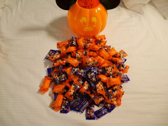 バケツの中身はグミとマシュマロでした。<br />パークで配っていたものと全く同じです。個包装なのでお土産には重宝しましたが、安いのかな？<br /><br />マシュマロが61個、グミが89個入っていました～！