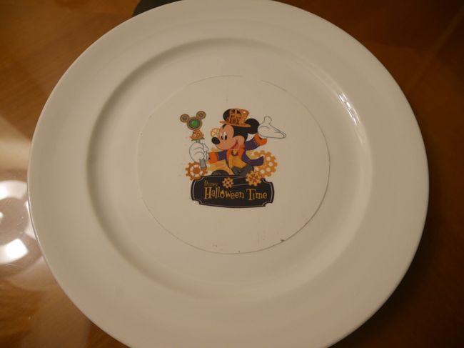 お皿にはお砂糖で作った柄が入っています。元は真っ白なお皿です。<br />昨年のクリスマスと同じですね。