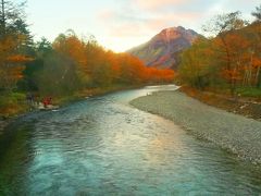 河童橋の上から眺める梓川は、透き通る青。
川底の石までがクリアに見えるほど澄んだ青。
季節が夏だったら、靴を脱ぎすて川の中へと入っているだろう。

梓川が流れるその奥に見えるのは、ごつごつとした山肌の岩山。