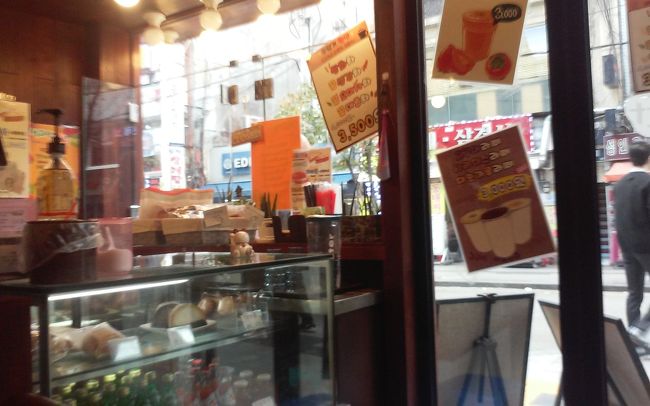 近くのカフェで食後のコーヒーとスイーツ。