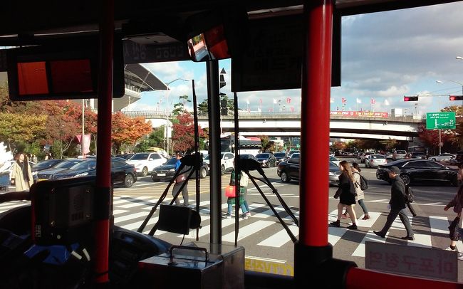 麻浦区のワールドカップスタジアム前。反対側に公園や駐車場があるので大混雑。