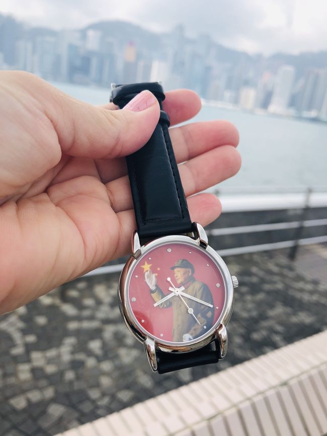 今回旅のパートナーとして、連れて来た腕時計です。<br /><br />これは「上海灘（Shanghai Tang）」のもの。<br /><br />97年香港返還記念に発売されたモデルで、私も返還直後に来た際に中環のショップに連れて行ってもらって購入した、ちょっと思い出のある時計。<br /><br /><br />これ手巻き時計で、ネジを巻くと文字盤の中の鄧小平氏が一生懸命に右手を振ってくれるところが、とても可愛いらしいと私は勝手に思っているんですが・・。<br /><br />同じバージョンで毛沢東氏も人気ありましたよね。
