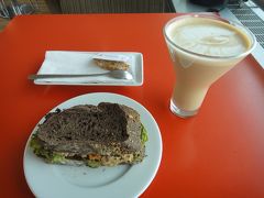 3月5日　ホーチミン・タンソンニャット空港ではいつもここでカフェラテを飲みます。今日は朝ごはんがまだなので、サンドイッチも一緒に。