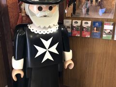 翌朝、バレッタのMAPをもらいに入ったイムディーナ観光協会で迎えてくれる、聖ヨハネ騎士団のマスコット人形