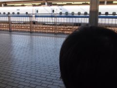 12時50分ごろ、終点の小田原駅に到着。その後、入場券を購入して新幹線ホームへ。「みんなだいすき！しんかんせん」というDVDが大のお気に入りで、新幹線の通過シーンにいつも夢中の長男だが、轟音とともに通過する実際の風景には、やや呆気に取られている様子だった＝写真＝。