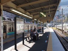 熱海から一駅の来宮駅で下車＝写真＝。