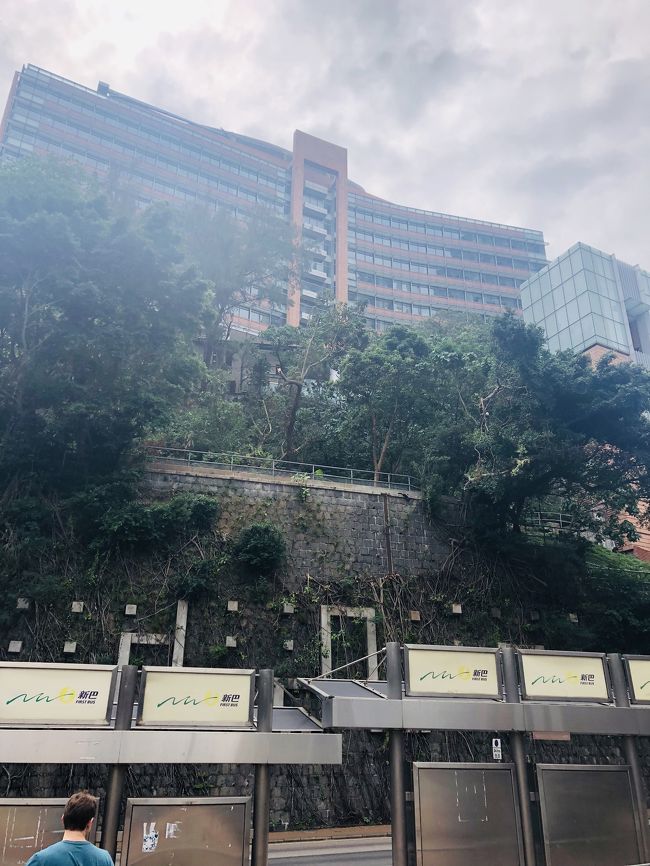 うわ～ガスってます・・（苦笑）。<br />一番撮りたかった校舎なのに。