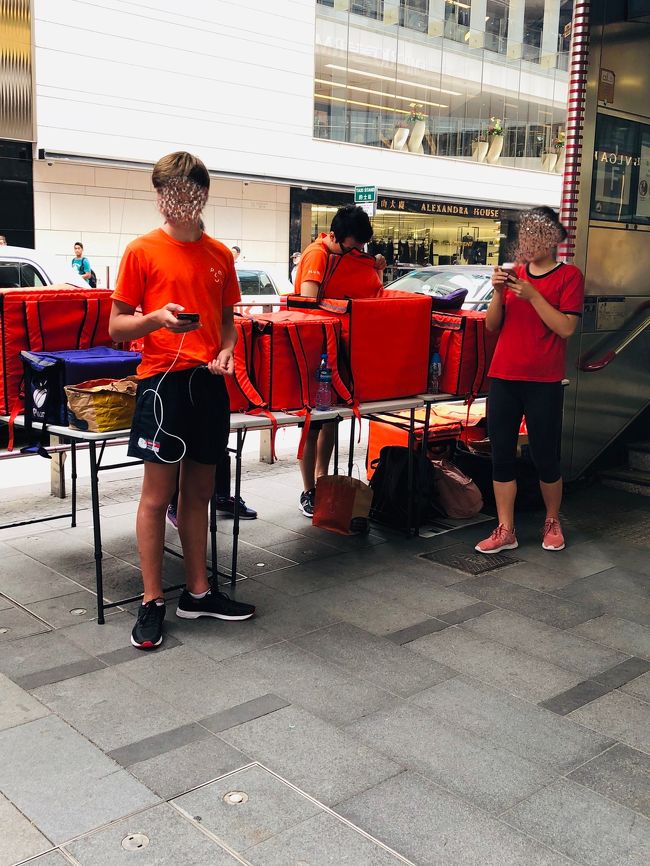 ホームを出たところで、何かやってる？と思ったら。