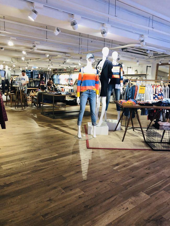 アメリカブランドなのですが本社は香港。<br /><br /><br />子どもの頃、お姉さん世代の方々がエスプリのロゴが入ったバッグを持っているのがとても可愛くて、すごく憧れたんです。