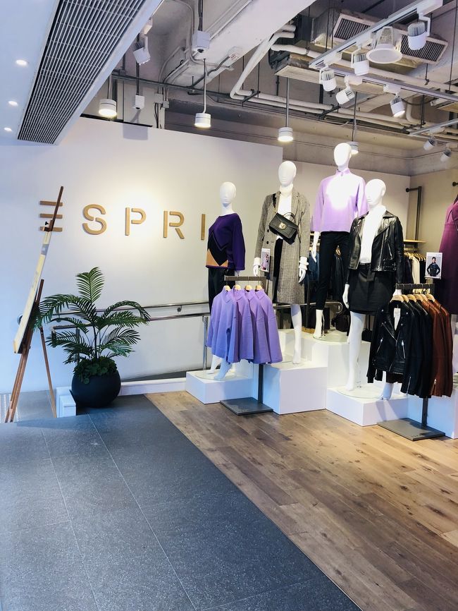 現在日本に直営店がないので、お買い物に熱が入ってしまいました☆。<br /><br />お洋服と小物をちょこちょこと購入。<br /><br /> 