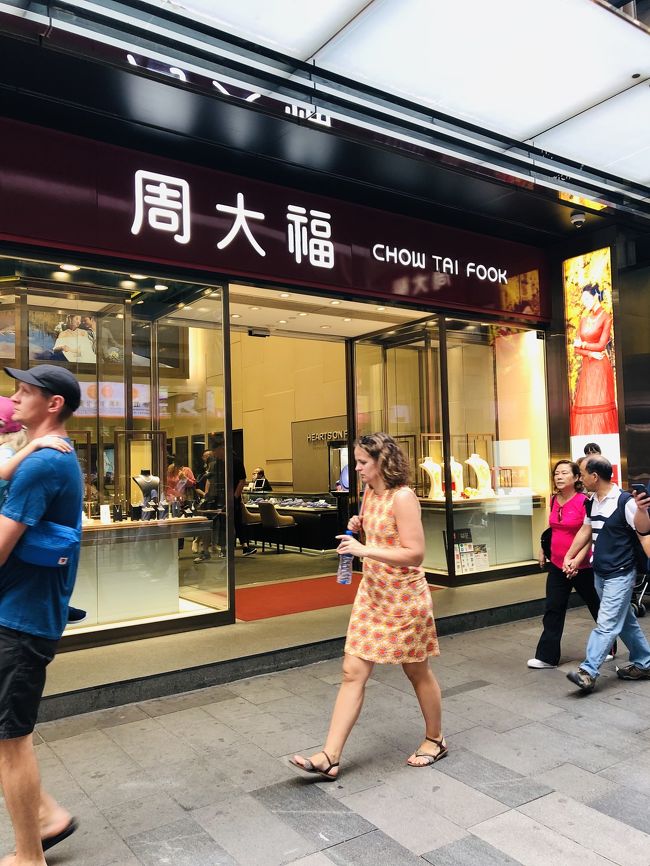 「周大福」と「周生生」って香港中に一体どれだけ店舗があるんでしょうか？。<br />どこを歩いていても本当によく見かけますよね。<br /><br />宝石界のコンビニでも目指しているのでしょうか？。<br /><br /><br />しかも感心してしまうのが、どの店舗にも必ず中国のお客さんがちゃんと入店しているんですよね。←サクラじゃなければ・・（笑）。<br />