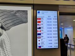 4:35、香港国際空港到着！！
一応寝たものの体がバキバキです。
レートをチェック、一万円を両替、オクトパスとsimカードを購入。