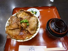 私は特選豚丼の小さい方を注文。お肉が4枚乗っています。
小さい方と言ってもお肉がかなり大きくて(意外と薄いけど)女性には十分な量です。小食な方は普通に食べきれないと思う。
それとロース肉なのにびっくりするくらい柔らかくて美味しかったです。
タレは醤油が強い感じで、甘さ控えめでした。
タレは『とん田』の方が好きだけど、お肉とお店の質は『はげ天』の圧勝。
12時半でも数分しか待たなかったし。
付け合わせは味噌汁とお新香。
お新香はかなりしょっぱかった。