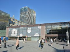 広場から見たオスロ中央駅。

夕食までオスロ市街地を散歩することにして、ホテルから中央駅へ。
駅構内のショップなどを通って駅の正面にある広場に出ました。
