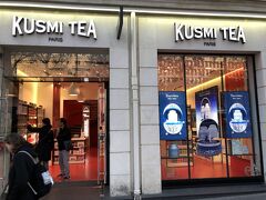 さて、今日の観光開始。まずは、クスミの紅茶の店。妻から頼まれておりました。スーパーでも売っていると聞いていましたが、シャンゼリゼにお店がありましたんで、ここで購入。