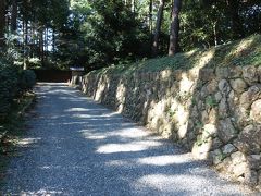 龍潭寺の裏に出ました。この右側が宮内庁管理の墓。