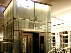 深夜の羽田空港は静か。
搭乗口付近はそこそこ人はいます。