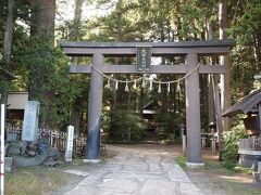 14：25　大宮熱田神社
上高地方面から松本に向かう途中、梓川の対岸に渡り山のふもとを北上。

サラダ街道の一本西側の道に面してます。
駐車場は鳥居をくぐって境内の中、失礼しますとそろそろと境内へ入ります。

