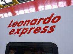 8月15日（水）朝7時過ぎに、スマホでTRENITALAのHPでローマテルミニ駅からFiumichino国際空港までのLeonardo expressを購入。1等14ユーロでした。