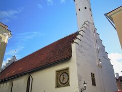 聖霊教会(Püha Vaimu kirik)。タリンで最も古い公共の時計も見逃さないように気を付けて！