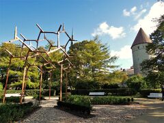 ラボラトーリウミ通りの塔をくぐると、塔の広場（Tornide Väljak)へやってきます。