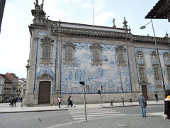 カルモ教会(igreja do carmo)
側面の大きなアズレージュが綺麗です。教会の内部には、7つの豪華な金箔の祭壇、彫刻、 油絵があります。
