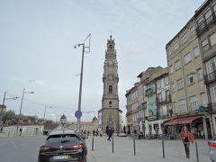 グレリゴスの塔
高さは75.6メートルあり、 6階の頂上に上がるまで225段の階段があるそうです。
コルドアリア庭園を反時計回りにぐるっと周って塔まで来ました。