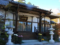 天麟院は、伊達政宗の正室・愛姫(めごひめ）との間に生まれた娘・五郎八姫（いろはひめ）の菩提寺で、 陽徳院、円通院と並んで松島の三霊廟に数えられています。