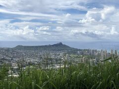 到着したのは、夜景観賞で有名な「タンタラスの丘」
の、もう少し上に位置する公園です。
この公園は、夕方18時45分（19時45分）で門が閉められますので、翌朝7時まで入れません。
ですから、夜景観賞はこの公園からはできないのです。