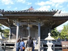 現在の建物は慶長9年（1604）伊達政宗公が造営した、東北地方最古の桃山建築である。大きさ方三間（22.68尺＝6.87ｍ）、宝形造、本瓦葺。軒まわりの蟇股に、方位に従って十二支の彫刻が配してある。