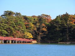 福浦島は一部紅葉しています