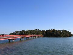 松島湾に浮かぶ福浦島と本土を繋ぐ全長２５２ｍの朱塗りの橋。
通行料は200円