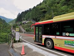 13:04　温泉センターに着きました。（払沢の滝入口バス停から33分）

降りたのは私だけでした。（運賃690円）
このバスは２つ先のバス停「数馬」が終点です。