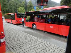 ここがKehlstein Busabfahrt。ここから先は一般車も観光バスも入れないため、赤色の専用バスに乗り換えてケールシュタインハウスまで行きました。
一般観光客はバスの横の建物で専用バスのチケットを買うのですが、チケットには乗車するバスの番号が印字されているので指定されたバスに乗車します。
ケールシュタインハウスまでは上り坂の狭いカーブの道が続きますが、ここでも右座席を確保すべし。
絶景の山岳風景は右座席でしか見れません。私は生憎左座席に座ったので車窓の景色は岩壁ばかりでした。但し当日は天候が悪く行きは雲の中、右車窓は白い雲しか見えませんでした。
車内ではケールシュタインの音声ガイドが流れました。音声はドイツ語と英語と日本語です。ガイドさんが日本語の音声を流すように交渉してくださったそうですが、通常はドイツ語と英語のみ。中国語とかあるのだろうか？
そういえばケールシュタインでは中国人観光客に一人も出会わなかった。ここはドイツで唯一中国人観光客に荒らされていない所なのかな。
