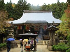 山寺・立石寺　根本中堂
根本中堂は立石寺という御山全体の寺院の本堂に当たる御堂です。現在の根本中堂は延文元年(1356年)初代山形城主・斯波兼頼が再建した、入母屋造・五間四面の建物で、ブナ材が全体の6割程用いられブナ材の建築物では日本最古といわれます。
堂内では、本尊として慈覚大師作と伝えられる木造薬師如来坐像をお祀りし、脇侍として日光・月光両菩薩と十二支天、その左右に文殊菩薩と毘沙門天を拝することができます。
