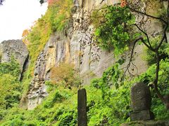 俳聖松尾芭蕉が山寺の地を訪れたのは元禄二年(1689)旧暦で五月二十七日(新暦七月十三日)、紀行文と句を詠んだのは当時麓にあった宿坊といわれています。
その後、翁に連なる弟子たちがこの地を訪れ、往時の面影から翁を偲び、この場所が芭蕉翁が句の着想を得た場所ではないかと、翁の遺した短冊を土台石の下に埋め塚を立てたものがせみ塚となります。