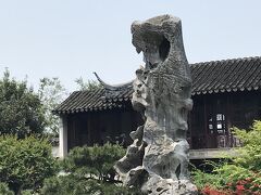 蘇州四大庭園の一つで、世界遺産に登録されている留園
奇石のスポットで写メ。遠くから見たら、マーライオンに似てました(^^)
